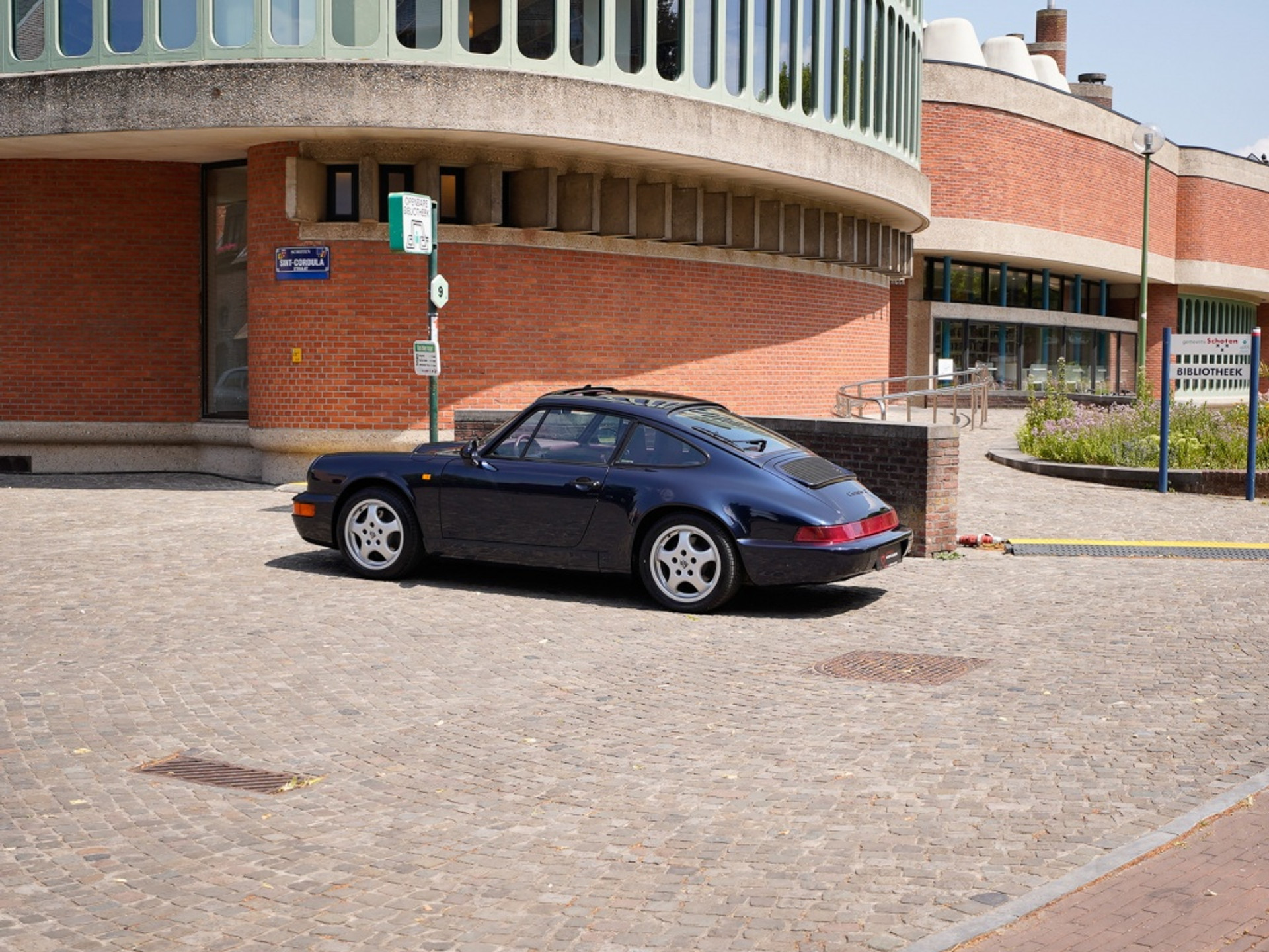 43511168-9.jpg