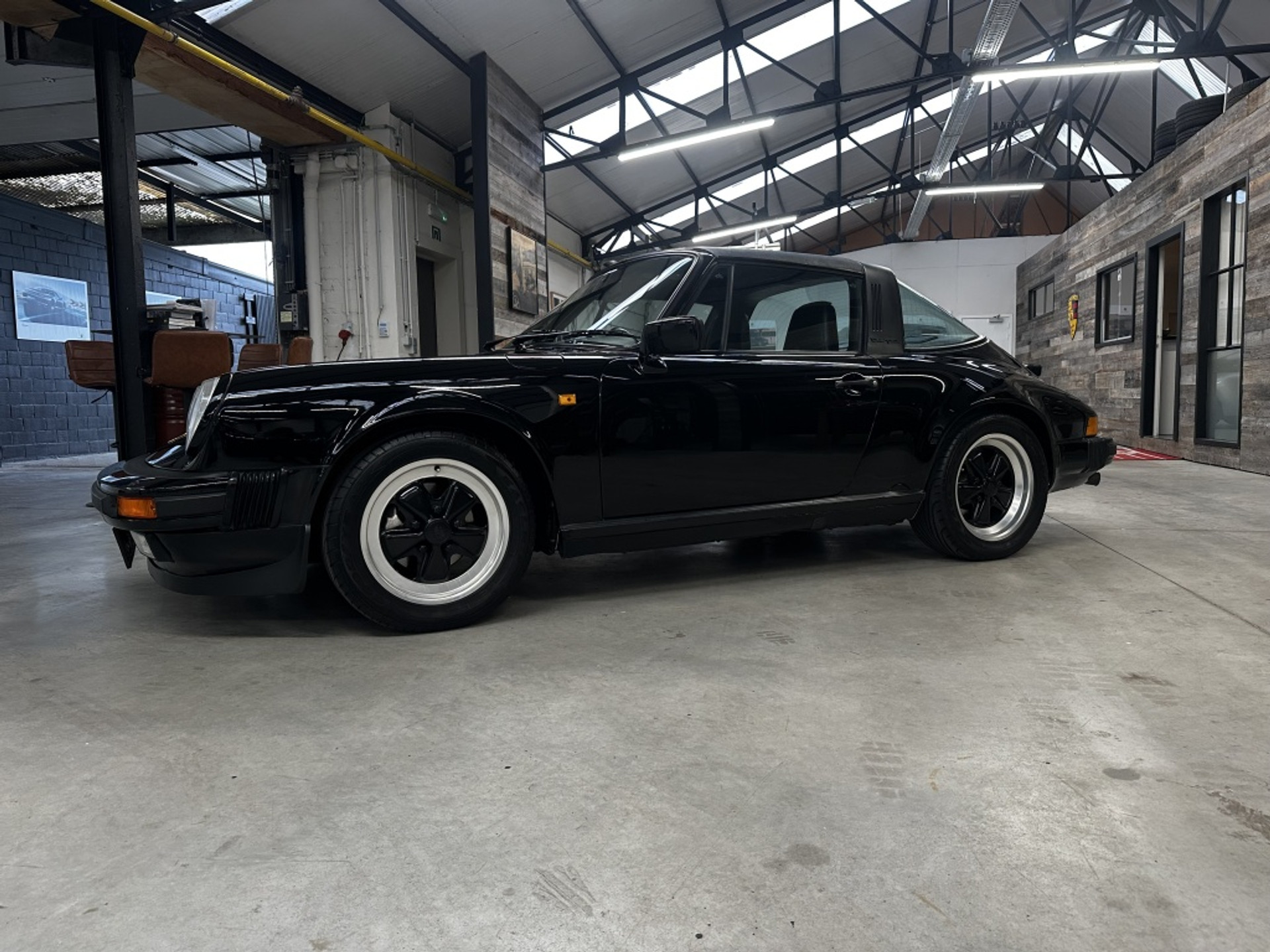 48076830-15.jpg