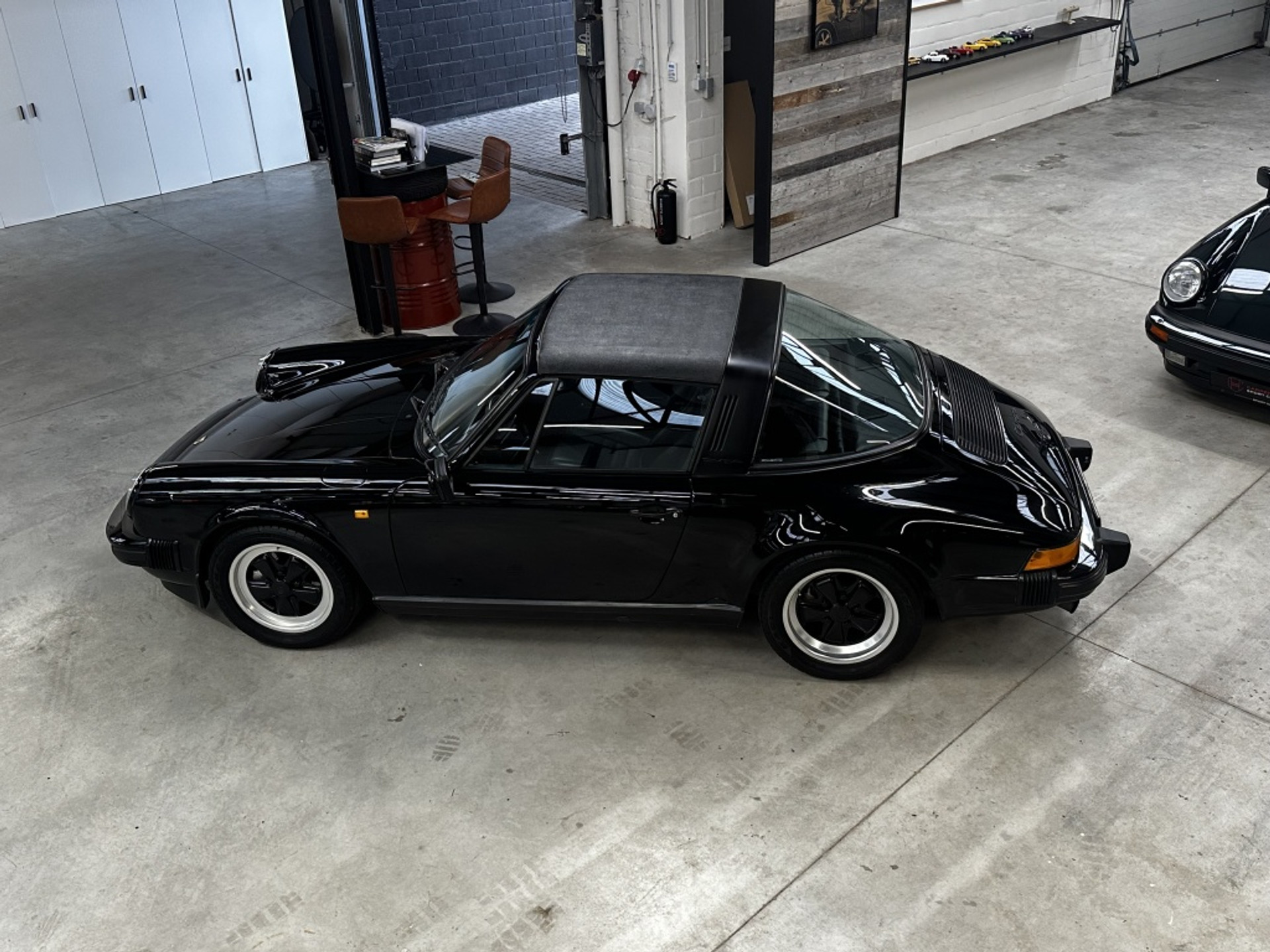 48076830-3.jpg